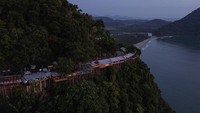 Puncak Gunung Geurute merupakan objek wisata yang berhadapan langsung dengan Samudera Hindia, serta satu-satunya akses lintas jalan nasional ke arah wilayah barat selatan Aceh yang menjadi destinasi wisata andalan masyarakat saat hari libur untuk menikmati panorama pegunungan dan pemandangan laut saat matahari terbenam. 