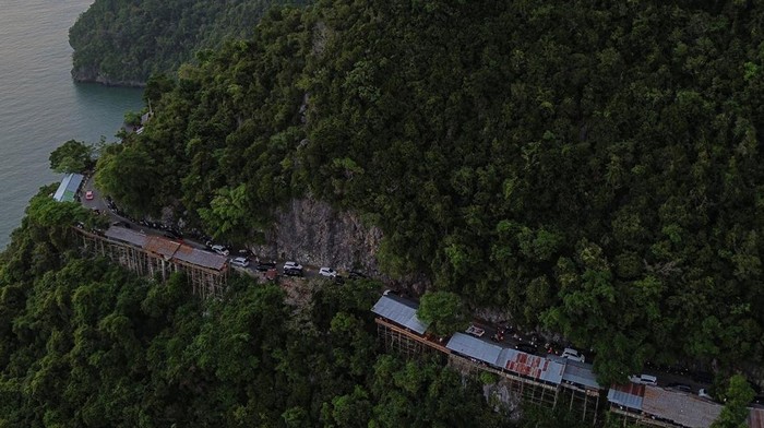 Foto Udara Wisata Puncak Gunung Geurute Foto udara pengunjung memadati kawasan destinasi wisata puncak gunung Geurute di Aceh Jaya, Aceh, Rabu (2/4/2025). Puncak Gunung Geurute merupakan objek wisata yang berhadapan langsung dengan Samudera Hindia, serta satu-satunya akses lintas jalan nasional ke arah wilayah barat selatan Aceh yang menjadi destinasi wisata andalan masyarakat saat hari libur untuk menikmati panorama pegunungan dan pemandangan laut saat matahari terbenam. ANTARA FOTO/Khalis Surry/foc.