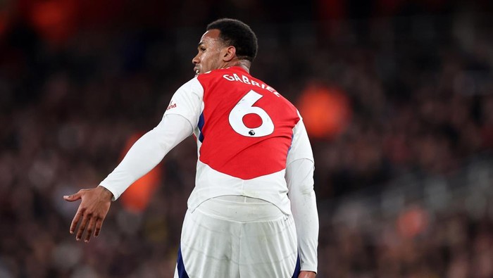 LONDON, ENGLAND - APRIL 01: An injured Gabriel Magalhaes of Arsenal during the Premier League match between Arsenal FC and Fulham FC at Emirates Stadium on April 01, 2025 in London, England. (Photo by Catherine Ivill - AMA/Getty Images)