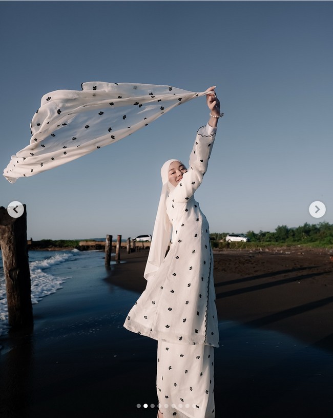 Aktris Dinda Hauw tampil elegan dalam balutan baju kurung Melayu putih dengan motif daun hitam. Ciri khas baju kurung Melayu adalah berlengan panjang, berpotongan longgar di bagian bawahnya dan dipadukan dengan kain atau rok. Foto: Dok. Instagram