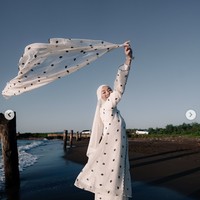 Aktris Dinda Hauw tampil elegan dalam balutan baju kurung Melayu putih dengan motif daun hitam. Ciri khas baju kurung Melayu adalah berlengan panjang, berpotongan longgar di bagian bawahnya dan dipadukan dengan kain atau rok. Foto: Dok. Instagram