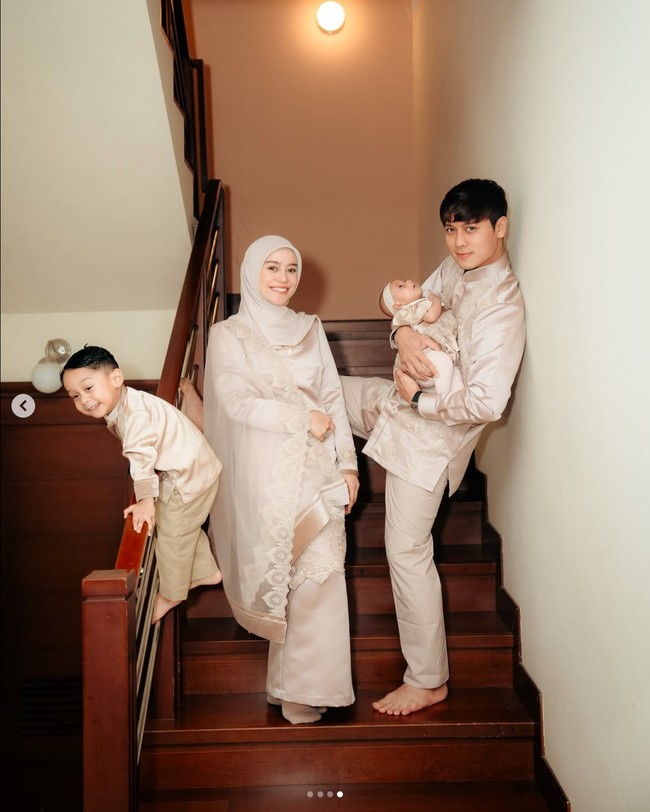 Penyanyi Lesti Kejora mengenakan baju kurung Melayu rancangan Ayu Dyah Andari di Hari Lebaran 2025. Foto: Dok. Instagram