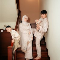 Penyanyi Lesti Kejora mengenakan baju kurung Melayu rancangan Ayu Dyah Andari di Hari Lebaran 2025. Foto: Dok. Instagram