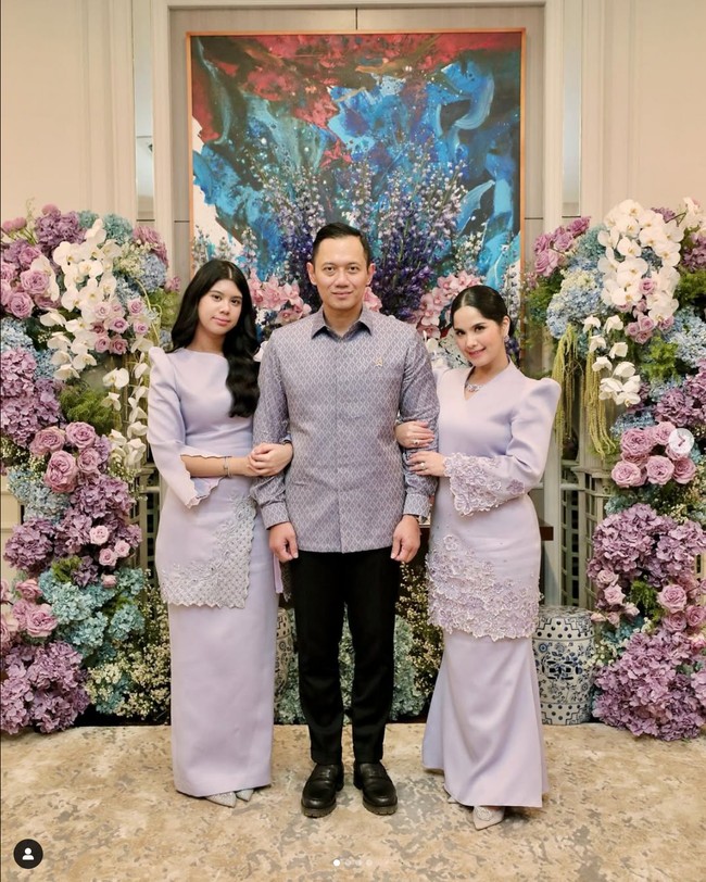 Annisa Pohan tampil kompak dengan putrinya Almira memakai baju kurung Melayu warna lilac saat suaminya Menko Infrastruktur & Pembangunan Kewilayahan Agus Yudhoyono menggelar open house. Foto: Dok. Instagram