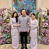 Annisa Pohan tampil kompak dengan putrinya Almira memakai baju kurung Melayu warna lilac saat suaminya Menko Infrastruktur & Pembangunan Kewilayahan Agus Yudhoyono menggelar open house. Foto: Dok. Instagram