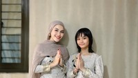 5 Foto Artis Pakai Baju Lebaran Melayu, Ayu Ting Ting Sarimbit dengan Anak
