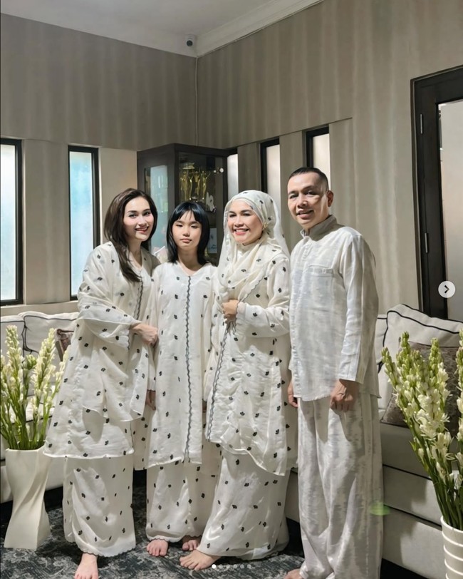 Penyanyi Ayu Ting Ting tampil dengan baju kurung Melayu di hari pertama dan kedua Lebaran. Ini adalah penampilan Ayu Ting Ting yang menjadikan baju kurung Melayu sebagai sarimbit keluarga di hari kedua Lebaran. Foto: Dok. Instagram
