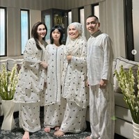 Penyanyi Ayu Ting Ting tampil dengan baju kurung Melayu di hari pertama dan kedua Lebaran. Ini adalah penampilan Ayu Ting Ting yang menjadikan baju kurung Melayu sebagai sarimbit keluarga di hari kedua Lebaran. Foto: Dok. Instagram