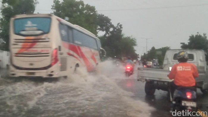 Genangan air di jalan Jogja-Solo Desa Jambu Kulon, Kecamatan Ceper, Klaten, Kamis (3/4/2025).