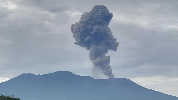 Gunung Marapi di Sumatera Barat mengalami erupsi dalam 3 hari beruntun. Tinggi kolom abu tertinggi mencapai 1,5 km di atas puncak. (ANTARA/M Zulfikar)