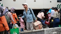 Terminal Kampung Rambutan mulai kedatangan pemudik yang kembali lebih awal usai berlebaran dikampung halaman.