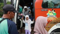 Sejumlah pemudik mengatakan kembali lebih awal karena sebagian sudah ada yang harus bekerja besok.