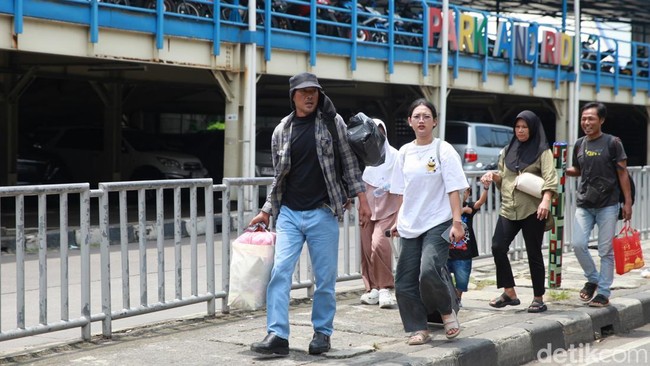 Kala Pemudik Balik ke Jakarta Lebih Cepat Demi Cari Nafkah
