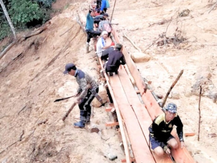 Jalan nasional penghubung Ba Liku di Krayan Tengah dengan Long Umung di Krayan Timur, Kabupaten Nunukan, kembali longsor. Warga tiga desa yakni Ba Liku, Long Rian, dan Pa Yalau gotong royong membuat rel sepanjang 63 meter agar jalan bisa dilewati motor. Sayangnya, baru dua hari selesai, longsor susulan menimbun rel sepanjang 6 meter.