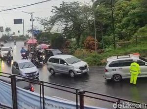 Hati-hati, Jalur Wisata Sarangan Magetan Hujan-Padat Merayap Hingga 5 Km