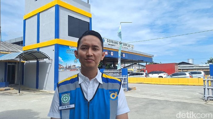 Senior Manager Representative Office 1 JNT Regional Division Ahmad Fikri