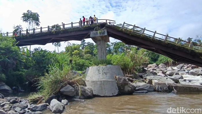 Penampakan Jembatan Glempang yang menghubungkan Brebes-Tegal di Kaligiri, Sirampog, Brebes, yang putus total, Kamis (3/4/2025).