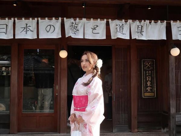 Seru Banget Liburan Jennifer Coppen, dari Jepang Hingga Saudi