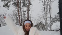 Jennifer juga membagikan aktivitasnya bermain salju di Hakuba, Nagano, Jepang. (Instagram Jennifer Coppen)