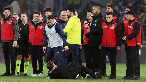 ISTANBUL, TURKIYE- APRIL 2:  Galatasaray manager Okan Buruk falls to the ground after get his nose pinched by Fenerbahçe manager Jose Mourinho during the match between Fenerbahce and Galatasaray in Ülker Stadium on April 2, 2025 in Istanbul, Türkiye. (Photo by Murat Akbas/ dia images via Getty Images)