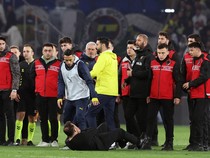 Mourinho Dihukum 3 Laga gegara Aksi Konyol Cubit Hidung Pelatih Galatasaray