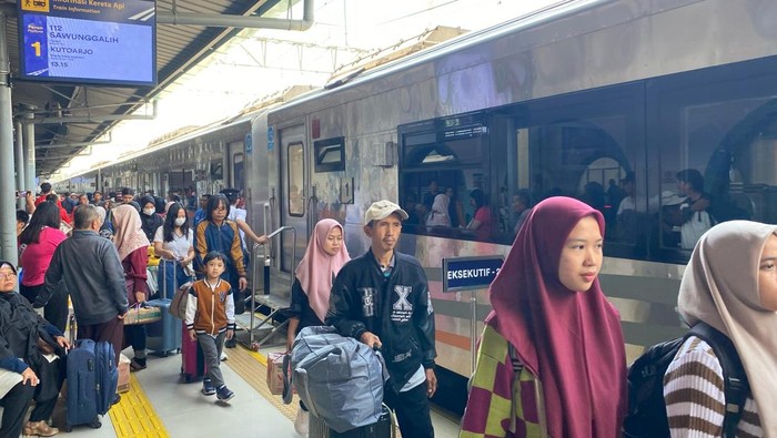 KAI Daop 1 Jakarta mencatat adanya peningkatan penumpang yang tiba di Jakarta. Namun, KAI mencatat perjalanan keluar Jakarta juga masih tinggi. (dok KAI)