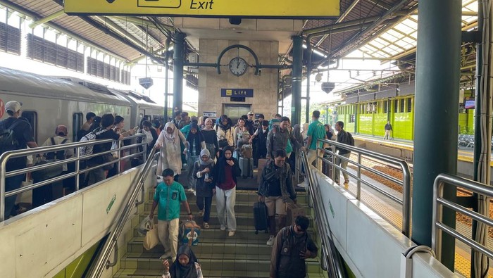 KAI Daop 1 Jakarta mencatat adanya peningkatan penumpang yang tiba di Jakarta. Namun, KAI mencatat perjalanan keluar Jakarta juga masih tinggi. (dok KAI)