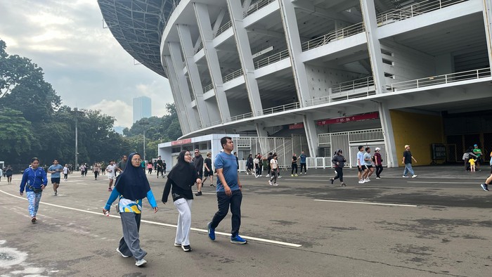 Kawasan ring road Stadion Utama Gelora Bung Karno (SUGBK), Jakarta, diramaikan warga yang berolahraga pagi, Kamis (3/4/2025). Sebagian mereka olahraga untuk menghempaskan lemak usai puas menyantap hidangan Idul Fitri beberapa hari lalu.