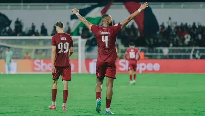 Kapten PSM Makassar selebrasi usai mencetak gol ke gawang CAHN FC dalam leg pertama semifinal ASEAN Club Championship 2024/2025 di Stadion Gelora BJ Habibie.