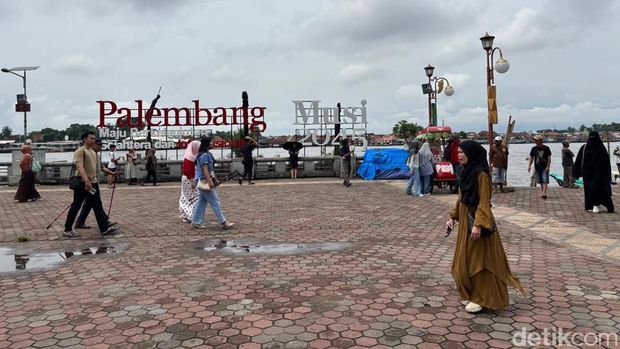 Kawasan BKB Palembang saat dikunjungi wisatawan pada momen libur Lebaran