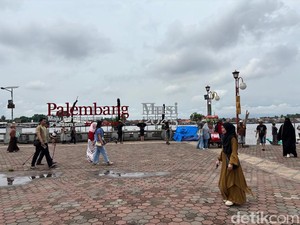 Benteng Kuto Besak Palembang Ramai Dikunjungi Wisatawan Saat Momen Lebaran