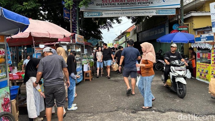 Kawasan sentra pempek 26 Ilir dipenuhi wisawan yang berburu oleh-oleh pempek