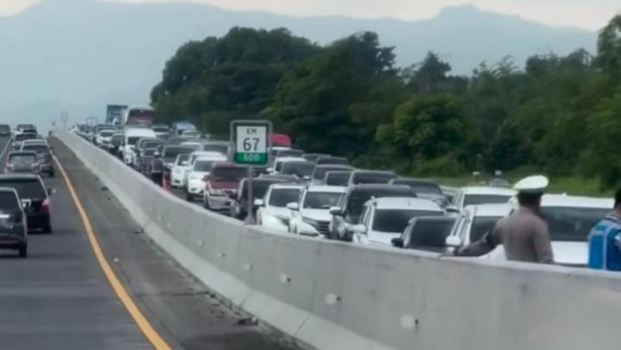 kecelakaan beruntun di tol km 67.500