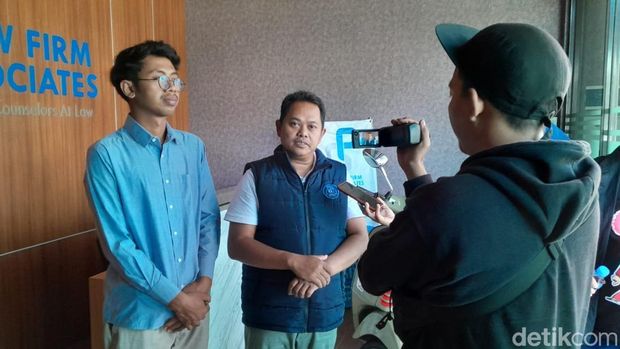 Surya Hendra Kusuma (29), petugas perlintasan saat laka maut KA Batara Kresna dan mobil pemudik ketika memberikan keterangan di Sukoharjo, Kamis (3/4/2025).