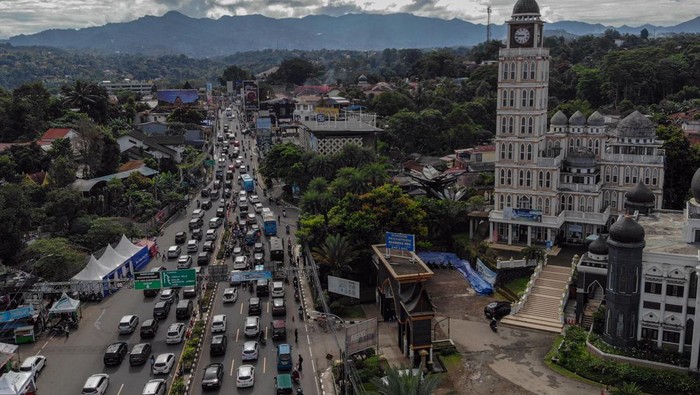 Kepadatan kendaraan libur panjang Lebaran di Puncak Bogor Foto udara sejumlah kendaraan memadati jalur wisata Puncak, Gadog, Kabupaten Bogor, Jawa Barat, Kamis (3/4/2025). Kepolisian memprediksi sebanyak 600 ribu unit kendaraan berpotensi memadati kawasan Puncak, Bogor, Jawa Barat, hingga H+7 Lebaran dengan puncak kepadatan bisa mulai terjadi H+3 Lebaran karena tingginya arus wisatawan. ANTARA FOTO/Yulius Satria Wijaya/nym.