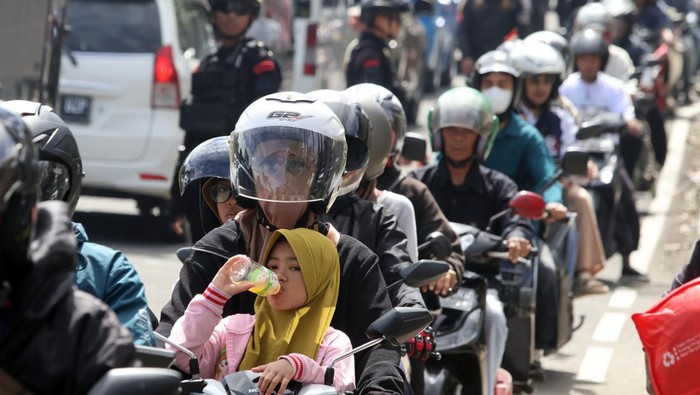 Foto udara sejumlah kendaraan memadati jalur wisata Puncak, Gadog, Kabupaten Bogor, Jawa Barat, Kamis (3/4/2025). Kepolisian memprediksi sebanyak 600 ribu unit kendaraan berpotensi memadati kawasan Puncak, Bogor, Jawa Barat, hingga H+7 Lebaran dengan puncak kepadatan bisa mulai terjadi H+3 Lebaran karena tingginya arus wisatawan. ANTARA FOTO/Yulius Satria Wijaya/nym.