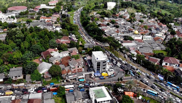 Foto udara sejumlah kendaraan memadati jalur wisata Puncak, Gadog, Kabupaten Bogor, Jawa Barat, Kamis (3/4/2025). Kepolisian memprediksi sebanyak 600 ribu unit kendaraan berpotensi memadati kawasan Puncak, Bogor, Jawa Barat, hingga H+7 Lebaran dengan puncak kepadatan bisa mulai terjadi H+3 Lebaran karena tingginya arus wisatawan. ANTARA FOTO/Yulius Satria Wijaya/nym.
