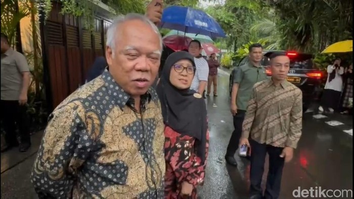 Kepala Otorita Ibu Kota Nusantara (IKN) Basuki Hadimuljono, saat ditemui awak media di Kediaman Presiden ke-7 Republik Indonesia Joko Widodo (Jokowi), di Kelurahan Sumber, Kecamatan Banjarsari, Kota Solo, Kamis (3/4/2025).