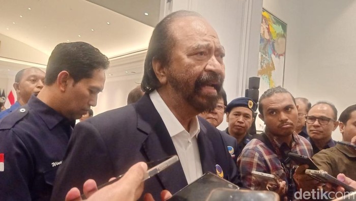 Ketua Umum Partai NasDem Surya Paloh saat ditemui di kantor DPW Partai NasDem Bali, Denpasar, Kamis (3/4/2025). (Foto: Ni Made Lastri Karsiani Putr/detikBali)