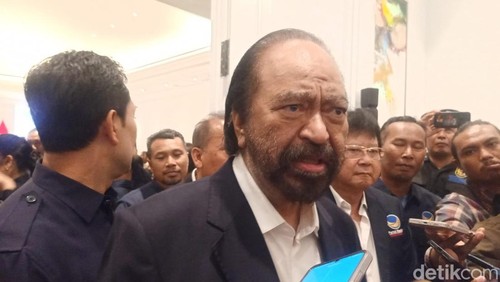 Ketum Partai NasDem Surya Paloh saat diwawancarai di Gedung NasDem Bali, Kamis (3/4/2025).