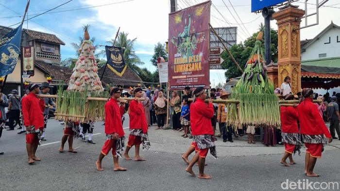 Kirab gunungan ke makam Kiai dan Nyai Mangirono di makam Caturloyo, Mangiran, Trimurti, Srandakan, Bantul.