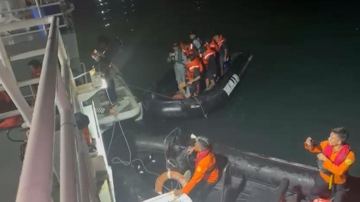 KMP Mutiara Ferindo 2 terbakar di perairan Banten. Sebanyak 12 ABK dievakuasi KN Tanjung Datu-301 milik Bakamla RI. (dok Bakamla)