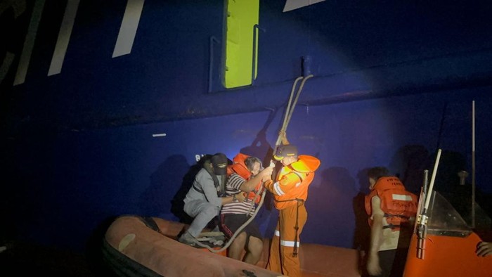 KMP Mutiara Ferindo 2 terbakar di perairan Banten. Sebanyak 12 ABK dievakuasi KN Tanjung Datu-301 milik Bakamla RI. (dok Bakamla)