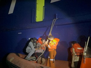 Kapal Feri Terbakar di Perairan Banten, 12 ABK Dievakuasi Bakamla