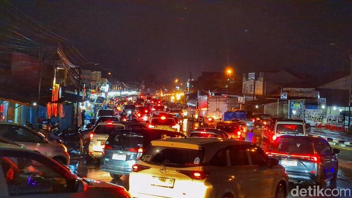 Kondisi arus lalin di jalur Lingkar Nagreg, Kabupaten Bandung, Kamis (3/4/2025) malam.