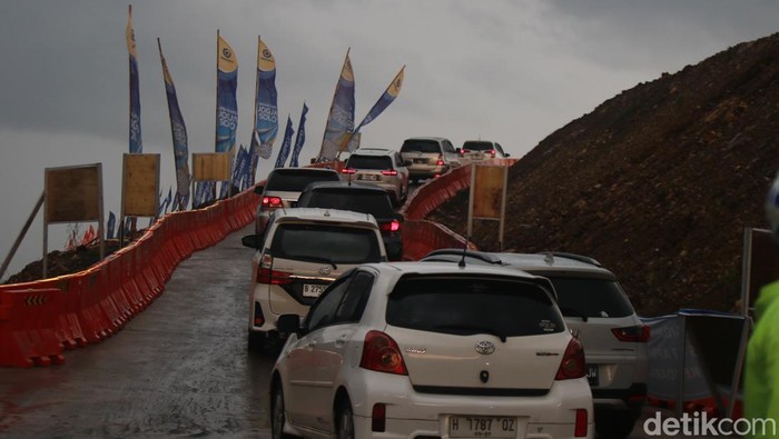 Kondisi entry tol fungsional Tamanmartani, Sleman, padat pada Kamis (3/4/2025).