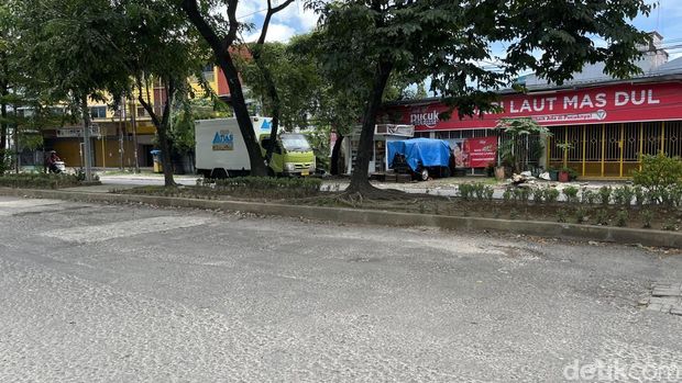 Kondisi Jalan Letjen Hertasning Makassar berlubang namun hanya ditambal pakai paving blok.