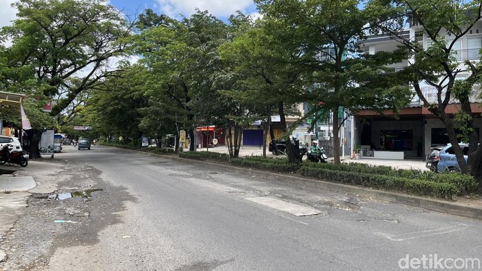 Kondisi Jalan Letjen Hertasning Makassar berlubang namun hanya ditambal pakai paving blok.