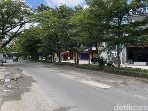 Kondisi Memprihatinkan Jalan Hertasning Makassar Hanya Ditambal Paving Blok