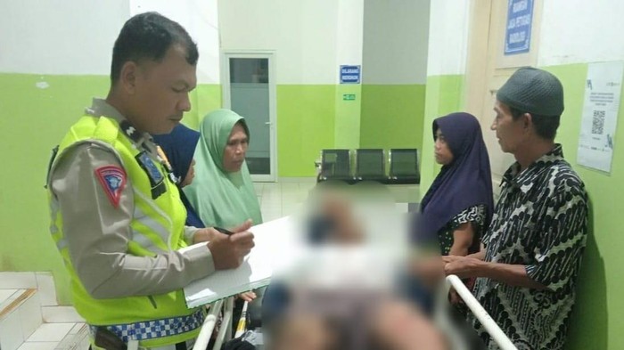 korban saat menjalani perawatan setelah tertabrak mobil usai dijambret